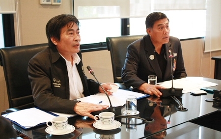 Deputy Mayor Ronakit Ekasingh (left) and Group Captain Veerayuth Didyasarin from the Royal Aeronautic Sports Association of Thailand preside over the Air Sea Land Thailand Open 2012 announcement meeting.